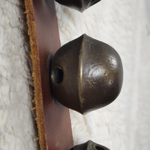 Beautiful Vintage Sleigh Bell On A Leather Strap 13 Bells - Picture 6 of 11